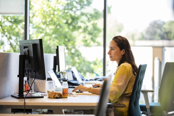 ragazza seduta in ufficio al computer